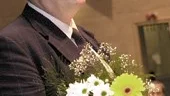 Hans Barksjö fick en bukett som välkomsthälsning när han igår mötte Norrköpings Symfoniorkester som är hans nya arbetsuppgift att driva, framåt och uppåt.
FOTO: JANNE FORSBY