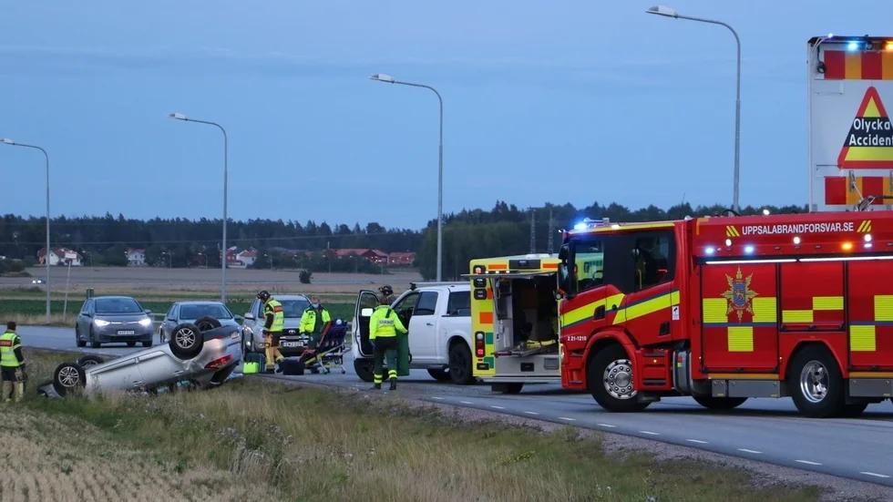 En bil har voltat på Skölstavägen öster om Uppsala.