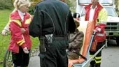 Här förs kvinnan, som utsattes för en väskryckning på Ljura igåreftermiddag, till lasarettet med ansiktsskador. Men plånboken och nycklarna hade hon i jackan och räddade därmed undan dem från tjuvarna.
FOTO: ANITA KJELLBERG