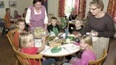 Isabella Pallari, Andreas Thyselius, Robin Lazlo, Karl Edengren och Veronika Evertsson fick sätta sig vid ett fint dukat bord och blev serverade av Annika Adolfsson och Lisbeth Andersson.
FOTO: TITI OLOVSSON