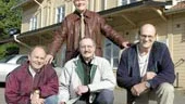 Sune Johansson, stående, har öppnat en firma för musikförmedling i Kimstad. De första i hans "stall" är från vänster Göran Bokull, Rolf Seve och Inge Boholm.
FOTO: JANNE FORSBY