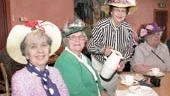 Damer i hatt. Ulla-Britt Nilsson, Enny Lundström, Margareta Eriksson. Elmi Florebrant serverar kaffet.
FOTO: TITTI OLOVSSON