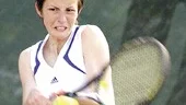 Biljana Gajic, 15, gjorde ett tappert försök att ta hem flickor 18 i går. Men på andra sidan nätet stod Cecilia Helland och hon är inte bara 18 år, utan också Sverige-etta. 36, 26 blev siffrorna till slut.
Foto: ROBERT SVENSSON