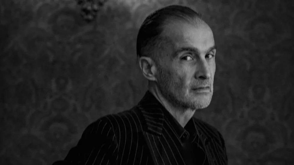 Aris Fioretos är en flerfaldigt prisad författare, översättare och kritiker. På senare tid har man även kunnat se honom i SVT:s frågesport "Kulturfrågan Kontrapunkt". Senast gav han 2019 ut boken "Atlas".