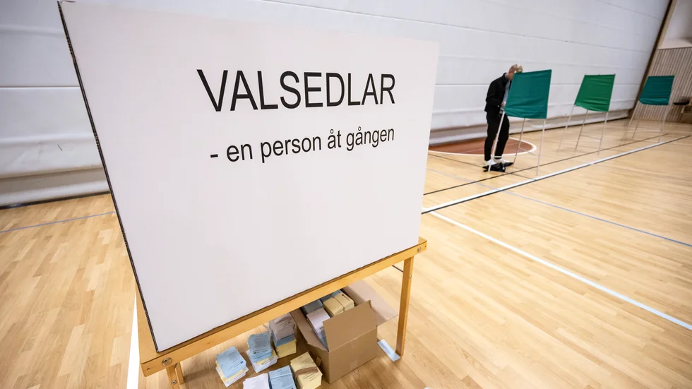 De nya rutinerna med valsedelställ bakom en skärm ska öka valsäkerheten. Men följden blev även längre köer för väljarna och fler rapporter om valsabotage. Arkivbild.