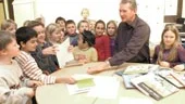 Autografer! Det vill alla barnen ha när Ulf Sindt har pratat färdigt och det blir en lång kö.		FOTO: JANNE FORSBY