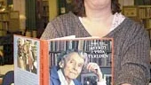 Marie Sääf, barnboksbibliotekarie söker material till den kommande minnesutställningen om Astrid Lindgren som inom kort kommer att visas på biblioteket.
FOTO: TITTI OLOFSSON