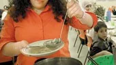Lubna Atallah tar för sig av kycklingsoppan. Soppa och sallad är typiska maträtter under ramadan. Lubna tycker inte att hennes vardag förändras särskilt mycket under fastemånaden ramadan.
FOTO: JANNE FORSBY
