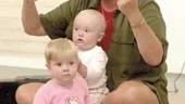 På måndagen började öppna förskolan för hösten. Föreståndare Lena Eklöv fick närkontakt med Emily Lindgren, 11 månader och Angelika Manfredsson, 9 månader.
FOTO: TITTI OLOVSSON