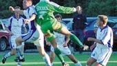 Enebys Jacob Alvin hoppar högre än Finspångs BK:s Mattias Hansson. I matchen nådde dock FBK högst och vann med 3-2.
FOTO: HANS JOHNSSON