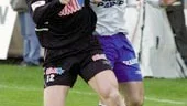 Thomas Olsson i hård kamp mot kaptenskollegan i Halmstads BK, den hårdföre Petter Hansson.
FOTO: ROBERT SVENSSON