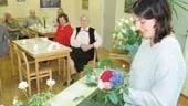 Pernilla Randmae visade hur man ska binda blombuketter på söndagen. Och hon förklarade att det nu också gått mode i blomsterarrangemang.
FOTO: GUNNAR JOHANSSON