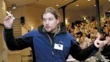 Kunnig, charmigt ovan att prata inför publik, och med den tunga meriten att ha arbetat med specialeffekter till en scen ur filmen Sagan om ringen drog Jens-Peter Sjöberg, 24, en stor och intresserad publik under föreläsningen på Campus Norrköping.
FOTO: ANITA KJELLBERG