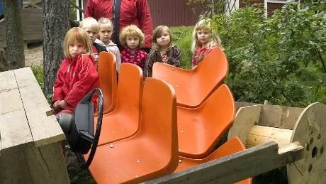 Sönderbruten ratt och söndersparkad bil...Den synen möttes barn och personal på Tallbackens förskola i Kimstad av nyligen. Här ses förskolläraren Sara Johansson med barnen, från vänster, Alice, Isac, Esther, Klara, Evangeline och Alicia.