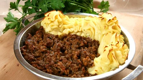 Köttfärsgratäng. Alla köttfärssåser behöver inte kokas med tomat och serveras med spaghetti. Med gratängmos hamnar köttfärsen nästan i avdelningen för festmat.