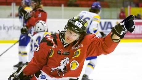 Viktor Ringberg firar sitt 4-2-mål i Vita Hästens segermatch mot Munkfors. Hemmalaget vann matchen med 9-3.    Foto: Robert Svensson