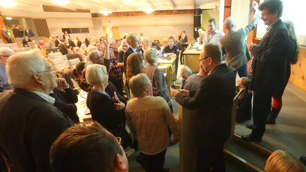 Framtiden. Här är ett nyvalt fullmäktige i Norrköping hösten 2014. Kan salen fyllas med bra folk i framtiden månntro?