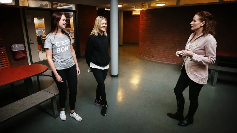 Eleverna Victoria Granlund och  Micaela Santala med rektor Johanna Fornasaro.