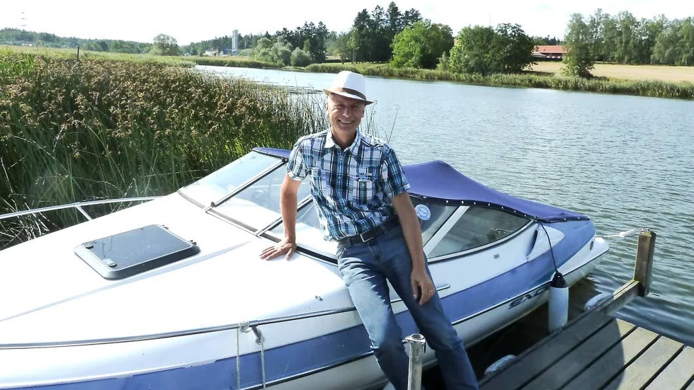 Här ser vi Sverker Wadstein på ett foto som ingick i Folkbladetmedarbetaren Sören Boströms intervju med honom när han fyllde 50 år. Wadstein bor precis vid Motala Ström i Kimstad. Och kan sedan många år tillbaka ta pendeln in till jobbet i stan. 
