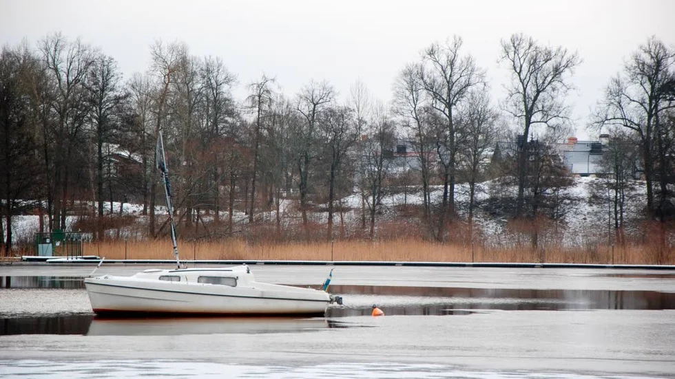 Tröttnat. Flera vintrar i rad har den lilla segelbåten legat i Skuten, men nu har kommunen tröttnat.