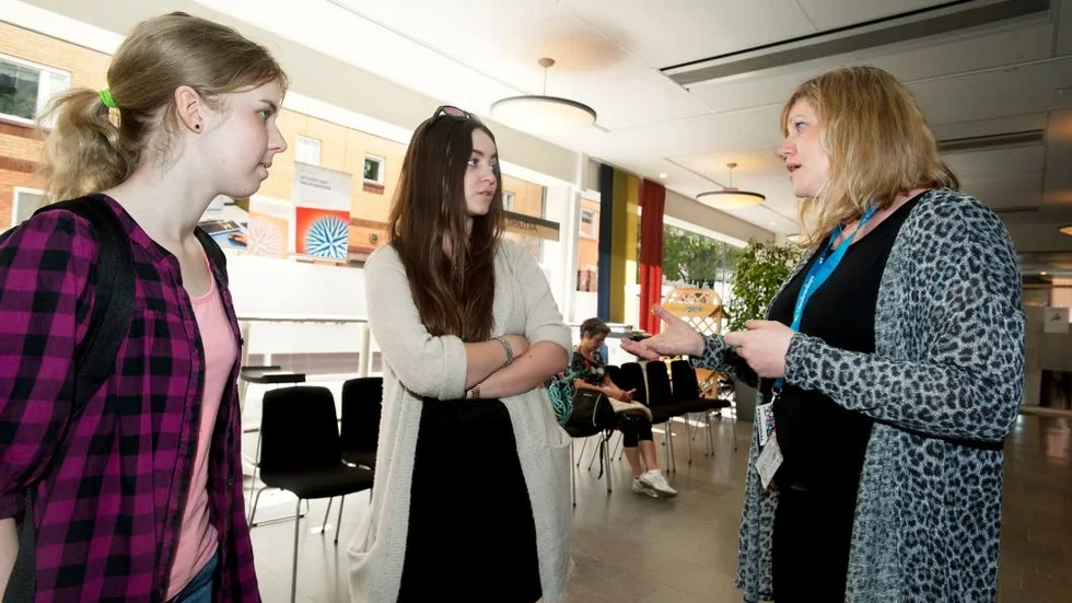 Nyinskrivna. Isabelle Karlsson och Alexandra Svanström får tips och råd av arbetsförmedlaren Kristina Baurmann.