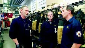 Tomas Gustavsson, Håkan Godlund och Kenneth Eriksson följer diskussionerna om ett nytt brandmannaförbund med intresse. "Men Stockholm, Göteborg och Malmö måste gå i bräschen", säger de.
FOTO: JANNE FORSBY (011-200 464)
janne.forsby@folkbladet.se