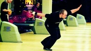 Oscar Broström spelade SM-kval tillsammans med sitt "dreamteam" Team Pergamon i Vilbergen Bowling på fredagen. Målet är en biljett till Stuttgart i höst.
FOTO: ROBERT SVENSSON