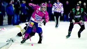 Klubban ryker - och sviten bröts. Faiks Gustav Hjalmarsson stormar fram i seriefinalen mot Derby i Linköping, men dessvärre, för Finspång, blev det förlust, Derby vann med 3-2.
FOTO: JANNE FORSBY