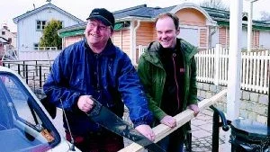 Nu förbereder Peter Persson den kommande säsongen på Smultronställets glassrestaurang vid Göta kanal i Söderköping, genom att såga och spika. - Man måste hålla stället fräscht och nu behövdes en reparation av staketet, konstaterar Peter Persson som här ses med anställde Lars Edström.Foto: Titti Olovsson