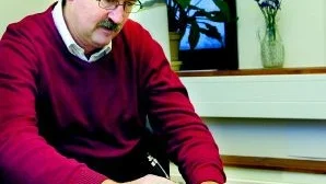Polisen arbetar intensivt med att lösa bränderna, men saknar kontakt med vissa personer som iakttagits. - Vi söker kontakt med den man som har setts komma upp från sjön på en stig till Metarevägen vid 22:30-tiden den sjätte november, säger Anders Selevik.                                                    Foto: Janne Forsby