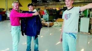 Prova ut skyddskläder är en av terminens första sysslor på de yrkesinriktade programmen. Lärare Göran Tengvall provar en skjorta på Gustav Gustafsson medan Joachim Andersson väntar på sin tur.
Foto: Titti Olovsson (0122-131 75)
titti.olovsson@folkbladet.se