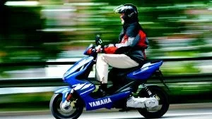 Det är viktigt att låsa fast sin mc eller moped i ett fast objekt med godkända lås, även hemma. Foto: Pressens Bild