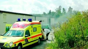 En brand utbröt efter en gasexplosion i ett garage på Skäggebyvägen igår. En tonårstjej och en man i 30-årsåldern brännskadades på armarna och ansiktet. 
Foto: Magnus Johansson