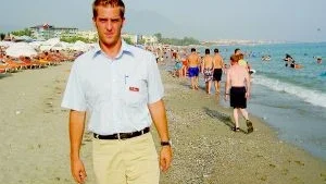 - Jag stortrivs som reseledare, även om jobbet inte alltid är så glassigt som folk tror, säger Niclas Bergsten från Norrköping som just nu jobbar som reseledare i Alanya, Turkiet och här ses på stranden vid Medelhavet.  
Foto: Sören Boström