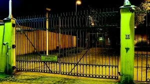 Ingen på Norrköpingsanstalten märkte att de två internerna hade rymt. Ett vittne, en privatperson, såg de båda hoppa ned från en av de höga murarna och larmade polisen.
Foto: Robert Svensson (011-200 463)
robert.svensson@folkbladet.se