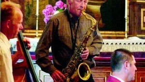 Det blir flera danskvällar i Rejmyre Folkets Hus. Vid en av dem spelar Nisse Sandströms storband. Bilden är från en konsert i Regna kyrka i somras där Nisse Sandström medverkade.
FOTO: TITTI OLOVSSON