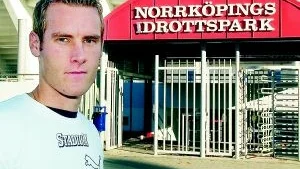 I går stängdes fyra IFK-supportrar av för resten av säsongen på grund av händelserna som utspelade sig i Växjö i lördags. "Det är trist att det ska behöva hända. Men det var aldrig någon överhängande fara", säger IFK Norrköpings lagkapten Mikael Roth. 
Foto: Robert Svensson/arkiv