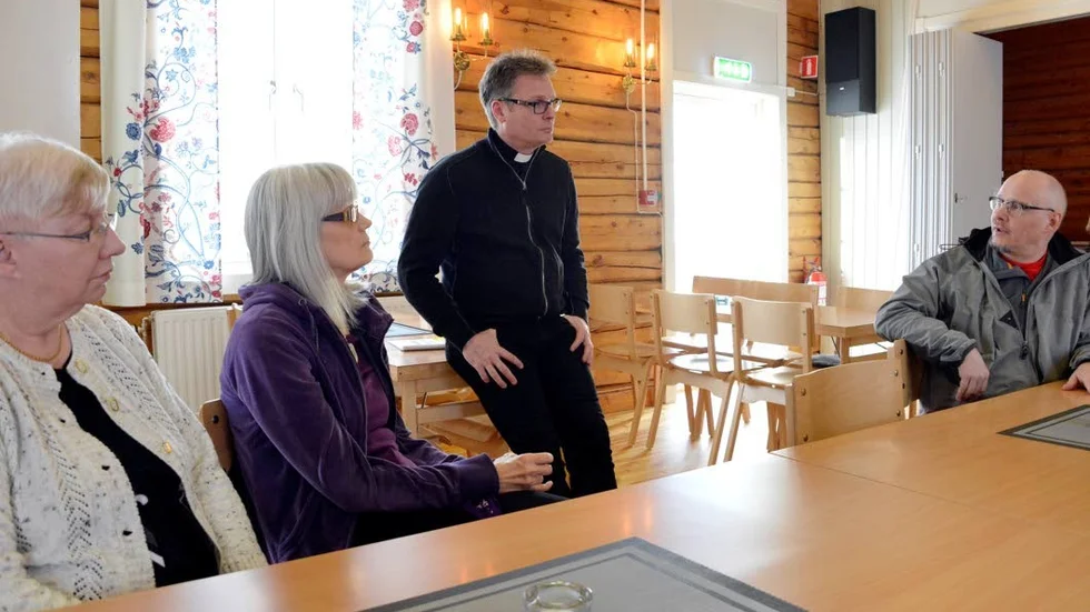 ”Vad kan vi göra i Arjeplog för att hjälpa tiggarna”. Bland de som funderade och diskuterade frågan på måndagskvällen var Maj Marklund, Elsy Rankvist, kyrkoherde Niklas Westling och André Karlberg.