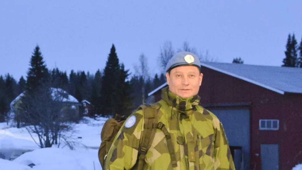 Krister Iseby på verandan hemma i Södra Sandträsk. På måndag lämnar han landet för tjänstgöring i Mali.