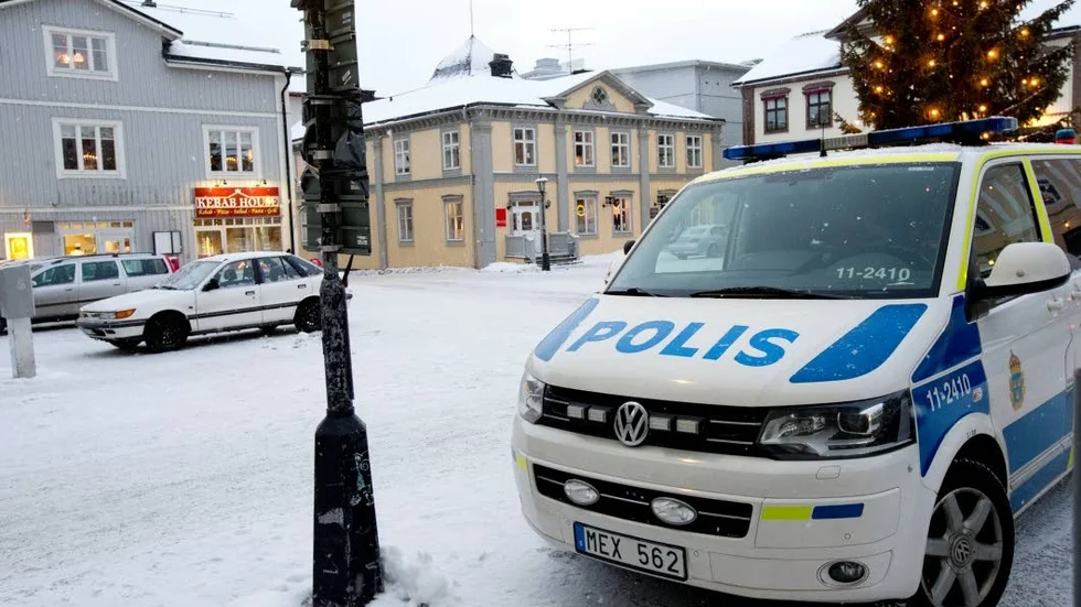 Polispiketen stod parkerad på rådhustorget vid 14-tiden på måndagen.