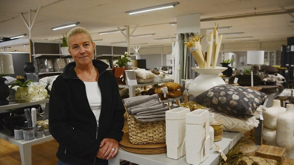 Malin Knutsson, platschef hos Materialmännen i Vimmerby, berättar att deras försäljning av renoveringsvaror ökade kraftigt under pandemin. Nu är den fortfarande stark exempelvis gällande tapeter.