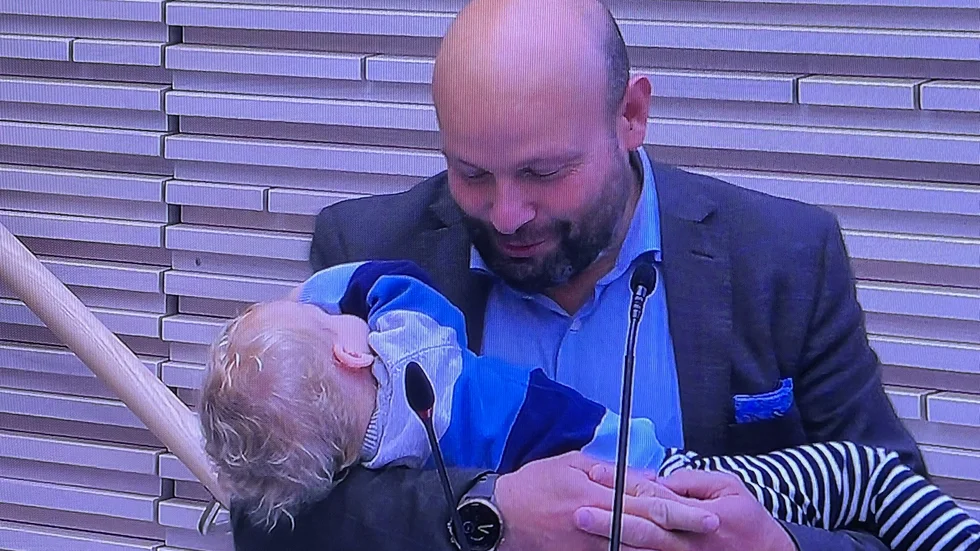 Mohamad Hassan (L) under sitt sista anförande i kommunfullmäktige.