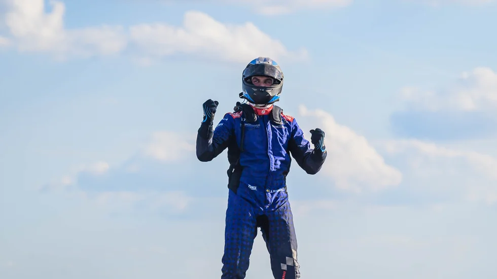 Anton Marklund fick jubla rejält efter finalen, men tävlingshelgen blev riktigt utmanande. Det hindrade inte Anton från att ta sitt tredje EM-guld i rallycross, det andra i supercar.