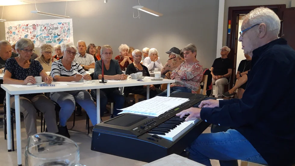 Thomas Bergeskans spelade jazz för de cirka 70 deltagarna på PRO Örnäsets första möte för hösten.