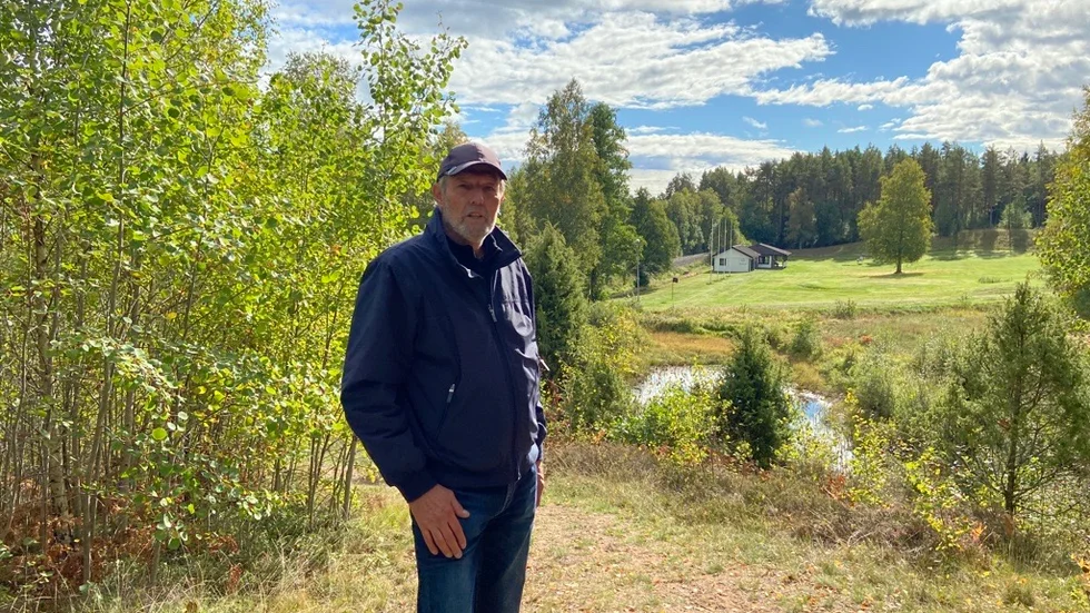 Jan Wohlfart tycker att banan ligger i ett vackert område och här står han vid en av utslagsplatserna med utsikt mot klubbhuset.