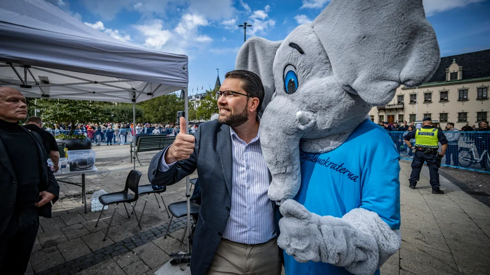 Jimmie Åkesson (SD) ute på kampanjturné.