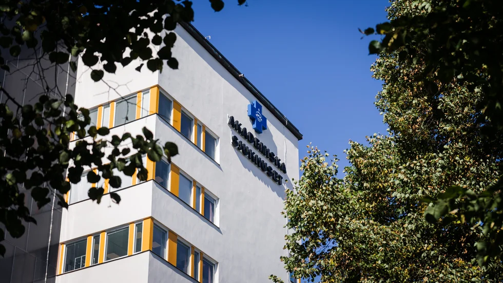 Akademiska sjukhuset har i många år haft problem med både stängda vårdplatser och stora underskott. Prognosen pekar på att 2023 kommer att bli det värsta året hittills.