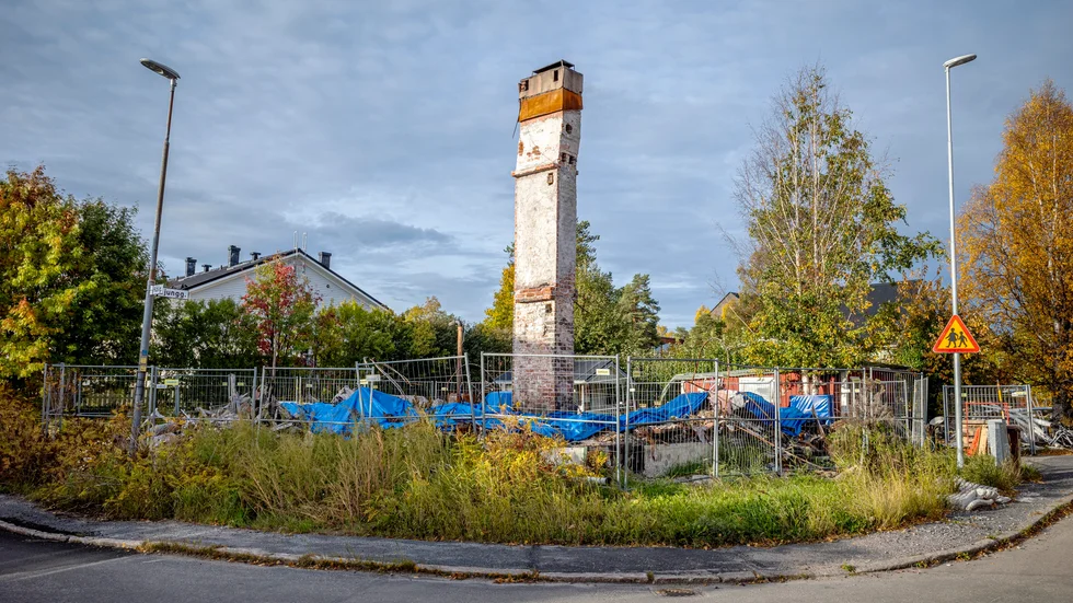 Fastighetsägaren till de hus som brann ned till grunden på Bergviken har förelagts att inkomma med kompletteringar till ansökan om rivningslov. Först efter det kan kommunen fatta beslut om rivningslov. 