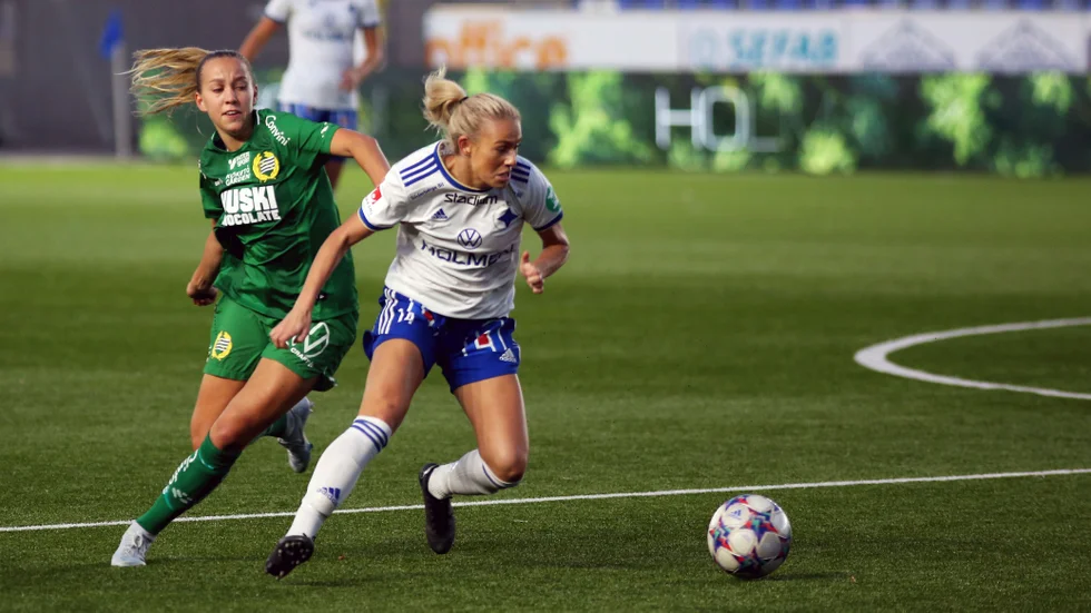 Elsa Burvall fick slita hårt på mitten i 90 nya minuter mot Hammarby. IFK stod upp bra men föll till slut med matchens enda mål.