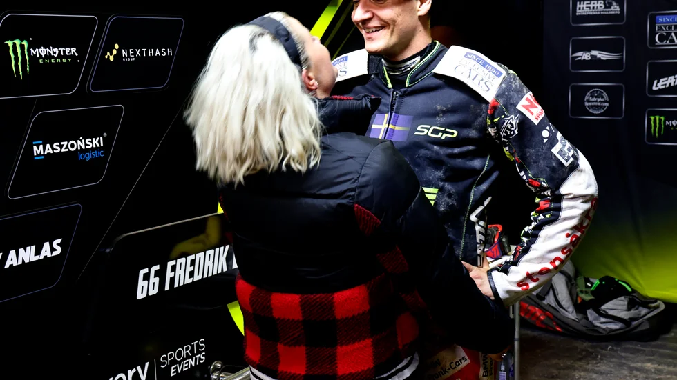 Fredrik Lindgren firar framgången tillsammans med sin fru och manager Carolina Jonasdotter.